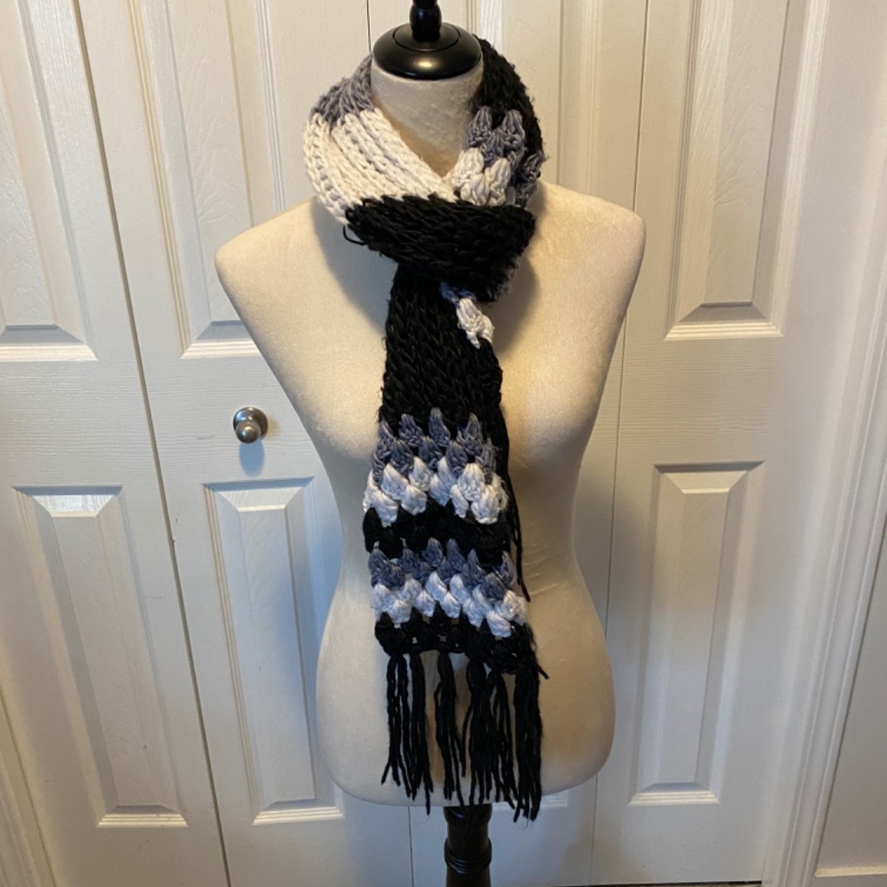 Women’s crochet scarf - Picture 6 of 6